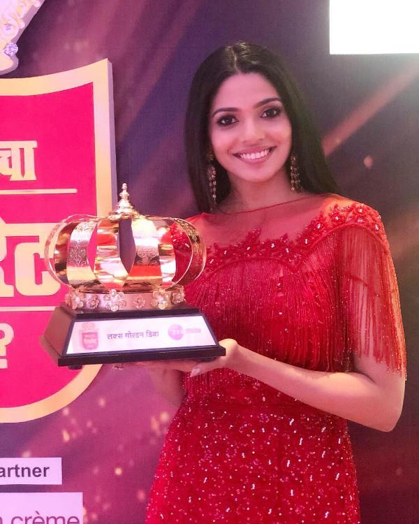 Pooja sawant with Golden Diva Award