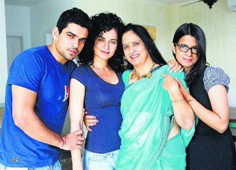 Rangoli Chandel, Kangana Ranaut And Brother Akshat With Their Mother