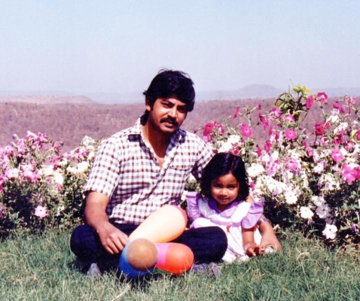 Shreya Ghoshal With Her Father In Childhood