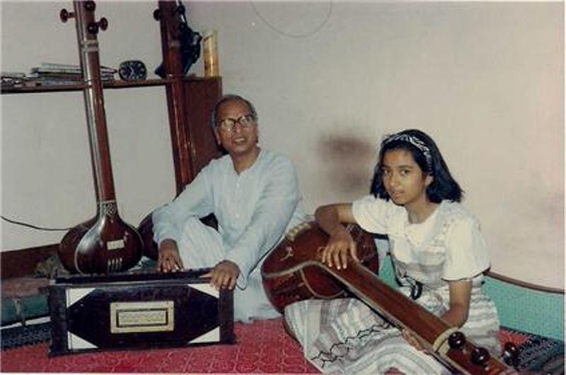 Shreya Ghoshal With Her Mentor Mahesh Chandra Sharma Learning Tanpura