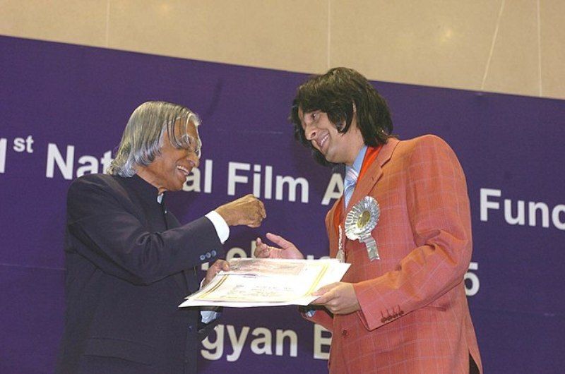 Sonu Nigam Receiving The Honour From A. P. J. Abdul Kalam