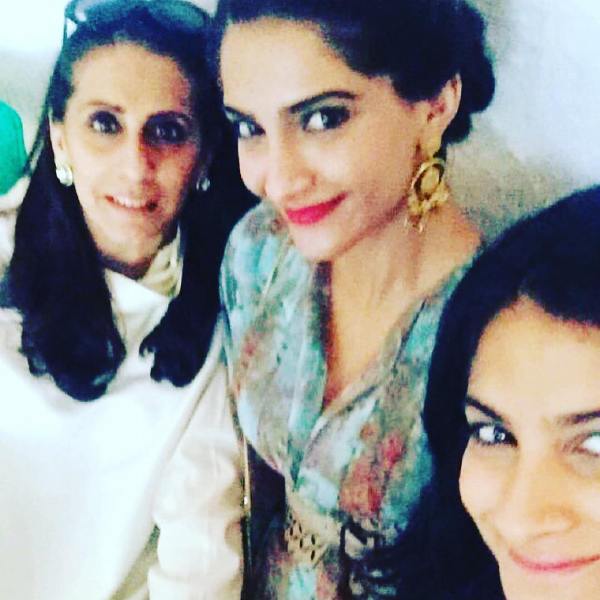 Sunita Kapoor with her daughters