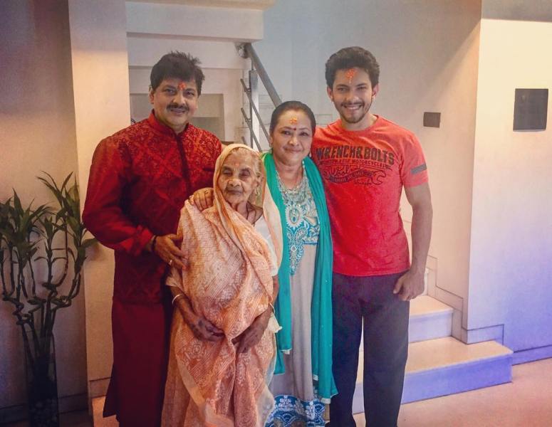 Aditya narayan with his parents and grandmother
