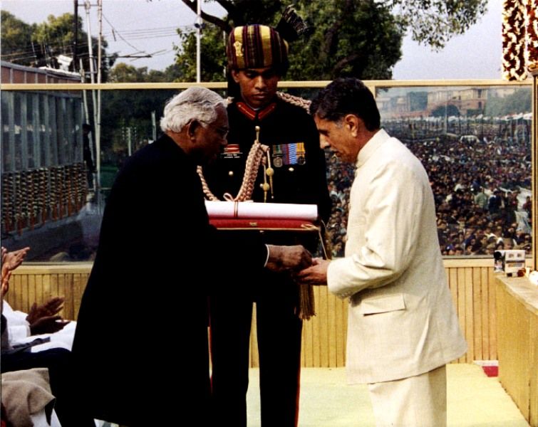 Captain Vikram Batra's Father G. L. Batra Receiving The Param Vir Chakra From President K. R. Narayanan