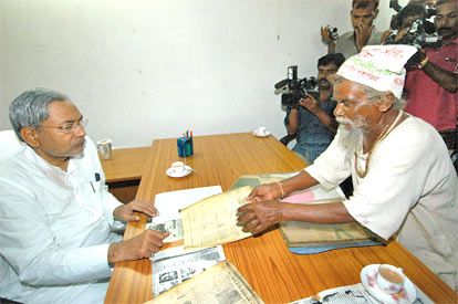 Dashrath Manjhi and Nitish Kumar