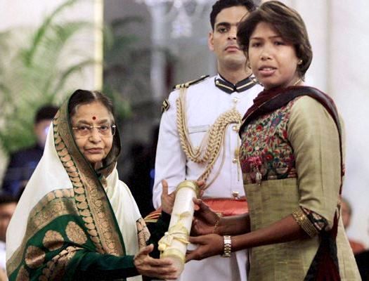 Jhulan Goswami receiving Padma Sri from the President of India