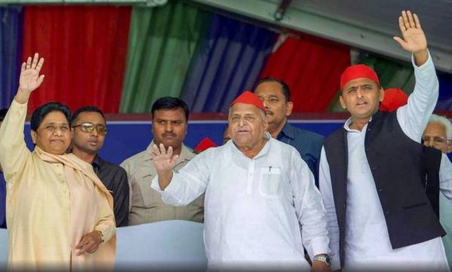 Mayawati sharing stage with Mulayam Singh Yadav and Akhilesh Yadav