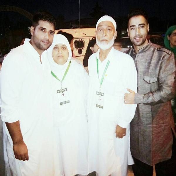 Mohsin Akhtar With His Mother, Father, And Brother Muzammil Akhtar