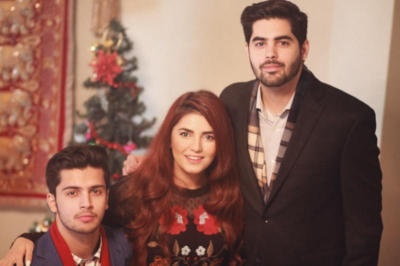 Momina Mustehsan with her brothers