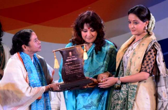 Moon Moon Sen & Raima Sen Receiving Bangla Bibhushan Honour On Behalf Of Suchitra Sen