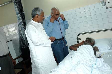 Nitish Kumar visited Dashrath Manjhi at hospital