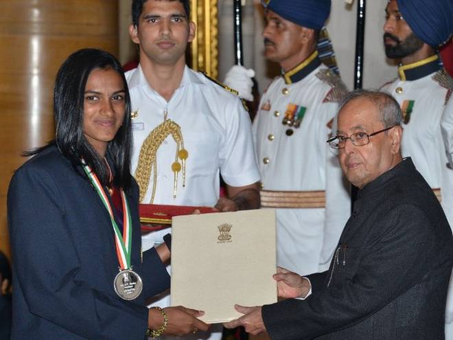 PV Sindhu receiving the Rajiv Gandhi Khel Ratna Award