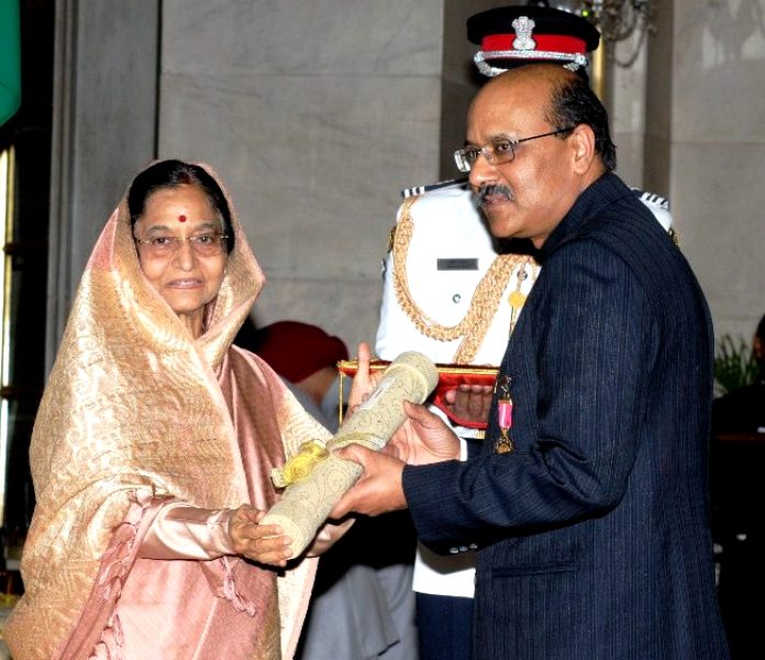 Shekhar Gupta Receiving The Padma Bhushan From Former President Pratibha Patil