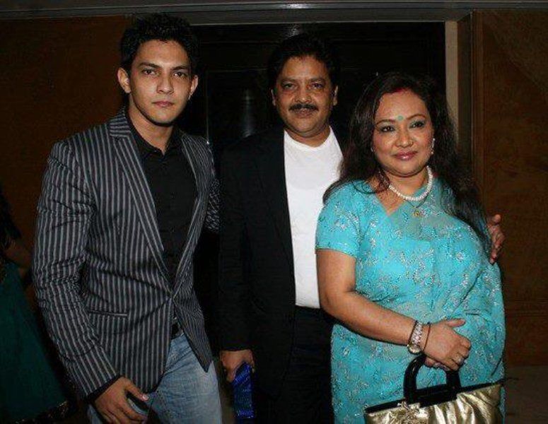 Udit Narayan With His Wife Deepa Narayan And Son Aditya