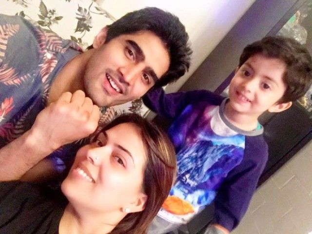 Vijender Singh with his wife and son