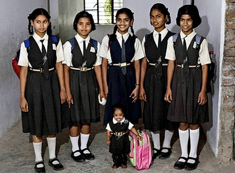 Jyoti Amge With Her School Friends