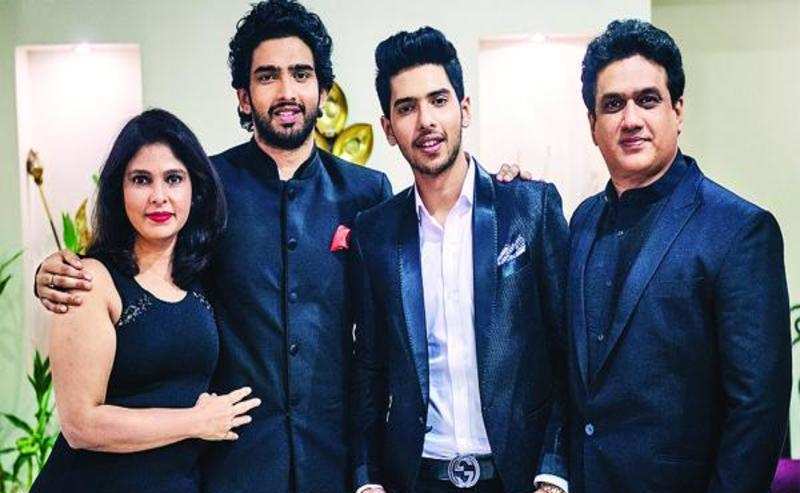 Amaal Mallik With His Family