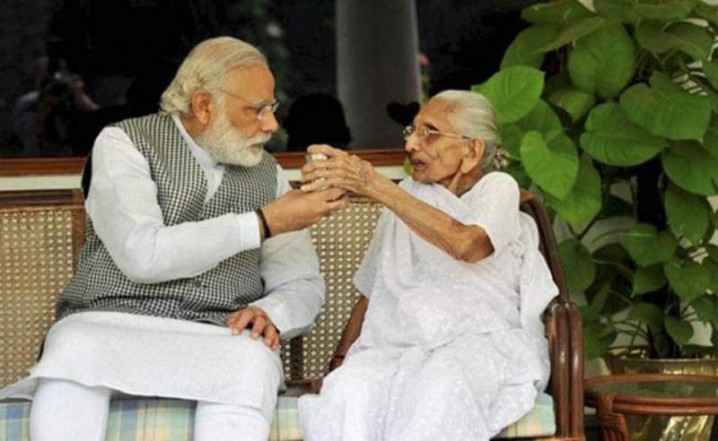 Heeraben Modi With Her Son Narendra Modi