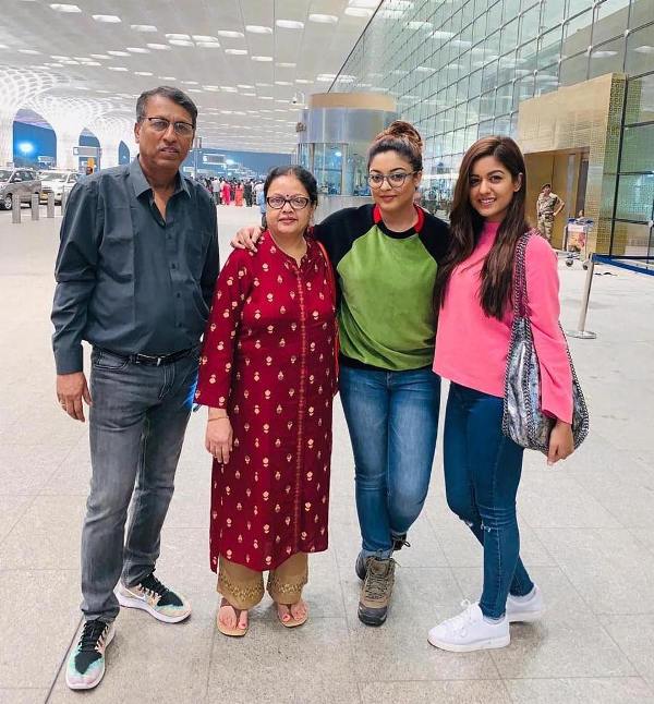 Ishita With Her Sister Tanushree And Her Parents
