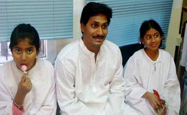 Jaganmohan Reddy With His Daughters Harsha Reddy And Varsha Reddy