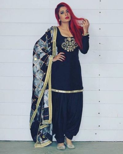 Jasmine Sandlas Sexy Fucked Video - Jasmine Sandlas Wiki, Age, Boyfriend, Family, Biography & More - WikiBio