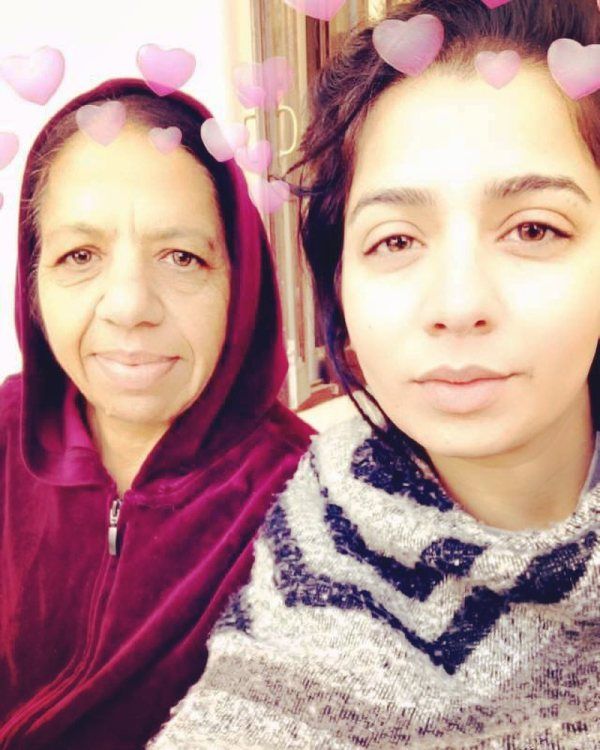 Jasmine Sandlas with her mother
