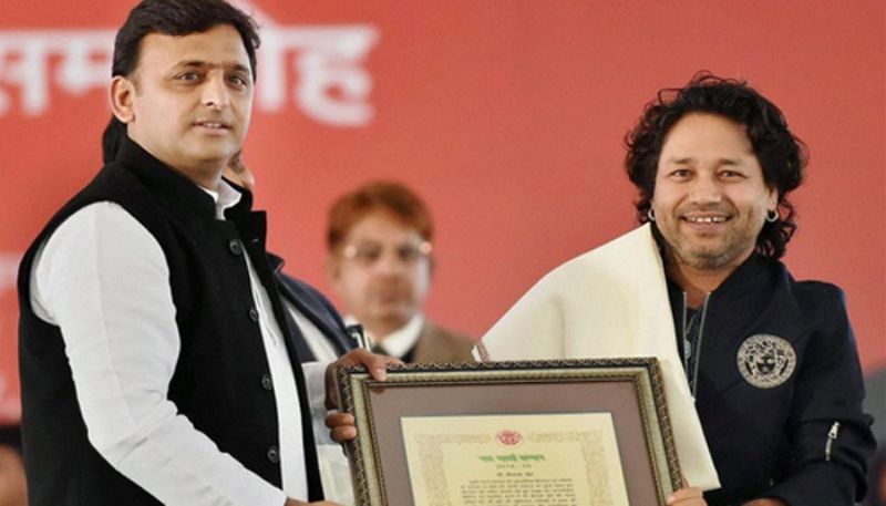 Kailash Kher Receiving Yash Bharti Award