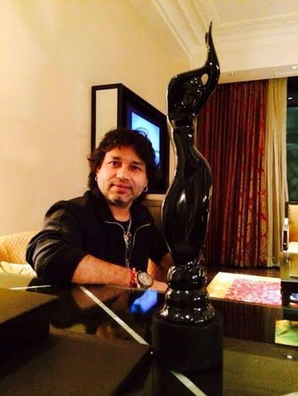 Kailash Kher With His Filmfare Award