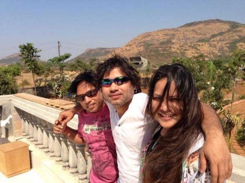 Kailash Kher With His Sister, Nutan And Brother