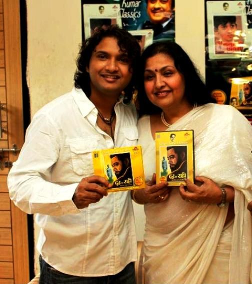 Leena Chandavarkar With Her Son Sumeet Kumar