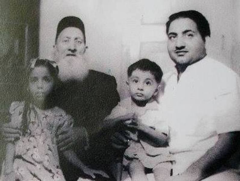Mohammed Rafi With His Father And Children