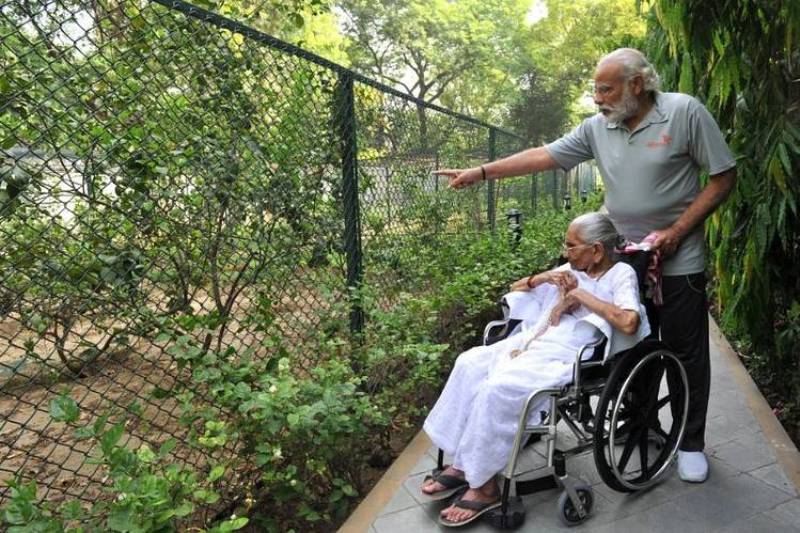 Narendra Modi, Giving Heeraben Modi A Tour Of His Home