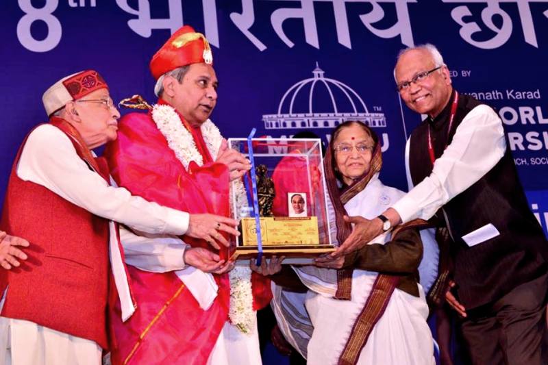 Naveen Patnaik Receiving The Ideal Chief Minister Award From Pratibha Patil