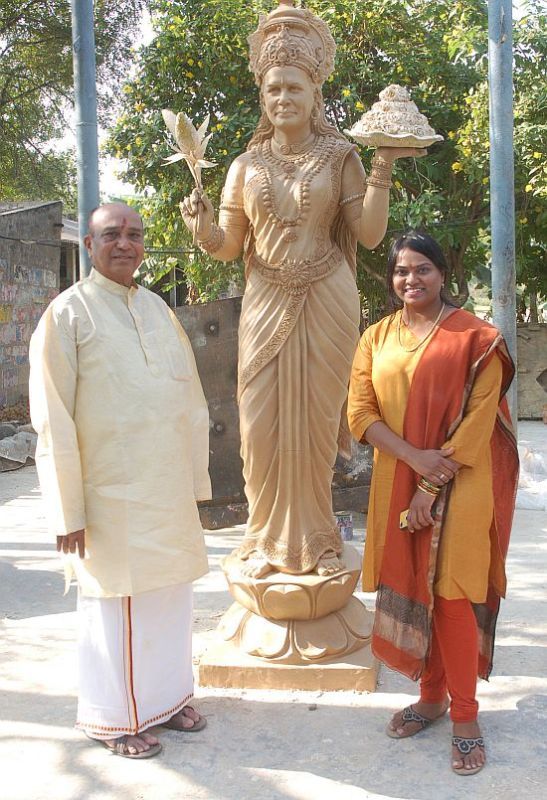 P Shankar Rao and his daughter with a clay model of the bronze statue of Sonia as 'Telangana Talli' (Mother Telangana)