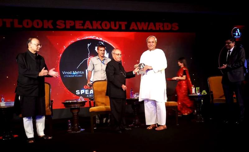 Pranab Mukherjee Presenting Naveen Patnaik The Best Administrator Of The Country Award