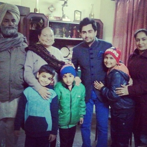 Sharry Mann with his parents, sister, and nephews
