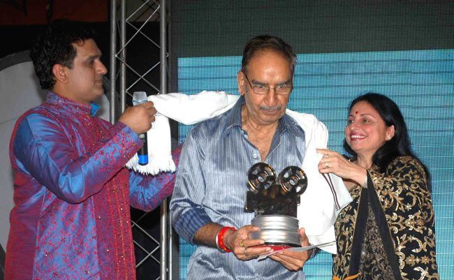 Veeru Devgan receiving Immortal Memories Award