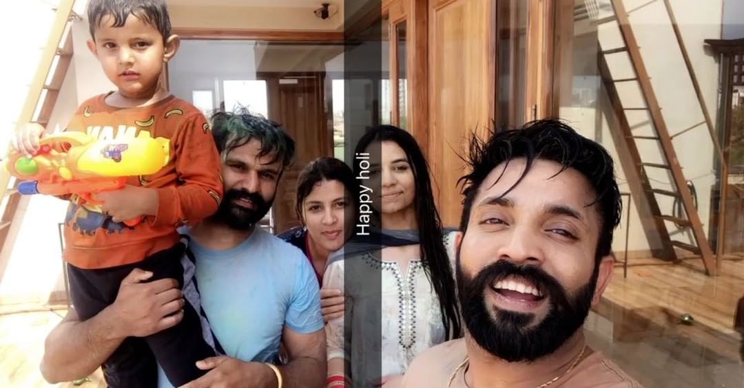 Dilpreet Dhillon with his brother, bhabhi, wife and nephew