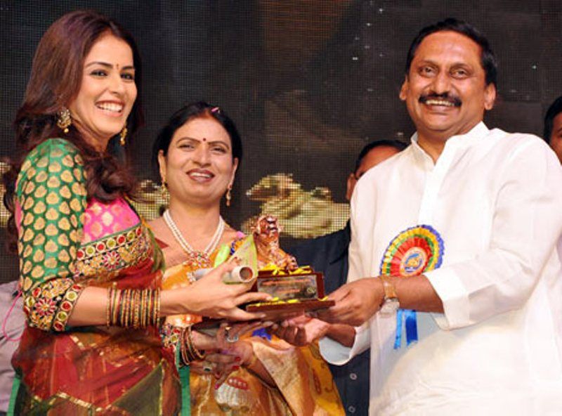 Genelia D'Souza Receiving Her Nandi Award