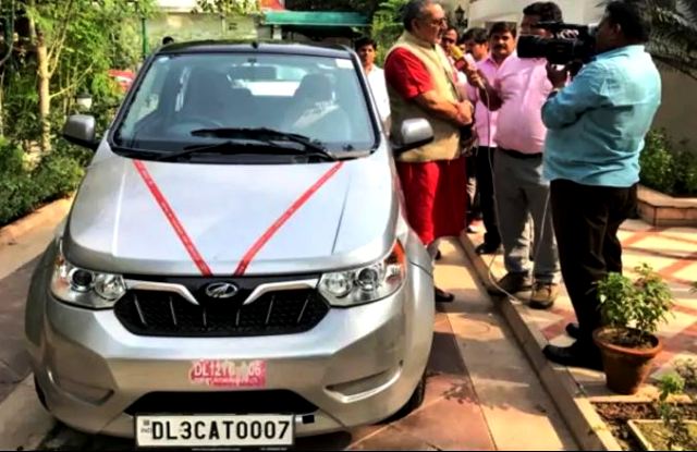 Giriraj Singh With His Car Mahindra E20