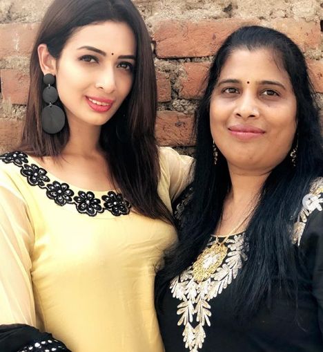 Heena Panchal with her mother