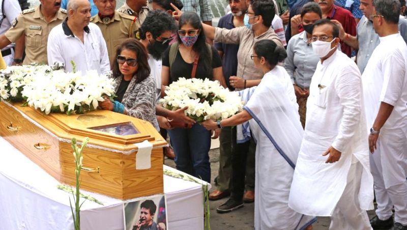 KK's wife, Jyothy Krishna, paying last respect to her husband