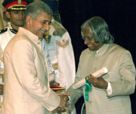 Naseeruddin Shah receiving Padma Bhushan from APJ Abdul Kalam