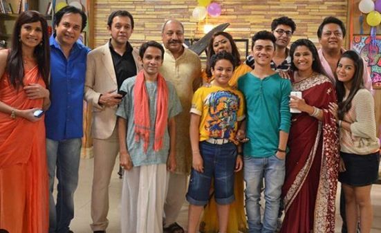 Nikki Sharma (extreme right) with the cast of Kabhi Aisa Geet Gaya karo