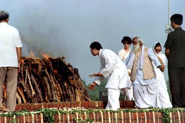 Rajiv Gandhi's Body Being Cremated By His Son Rahul Gandhi