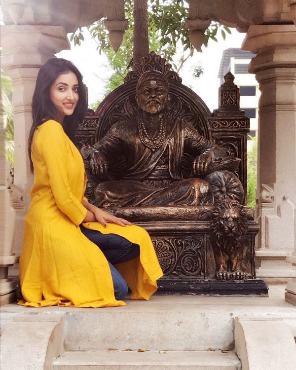 Rupali Bhosale In Front Of The Idol Of Shivaji