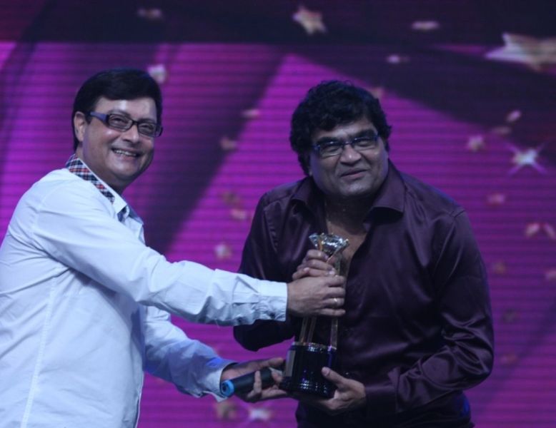 Ashok Saraf receiving an award