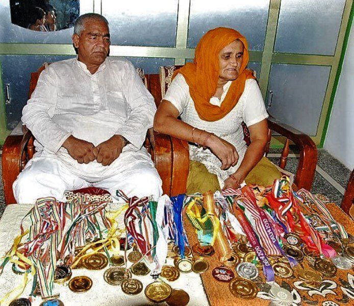 Babita Phogat's parents with the medals of their daughters