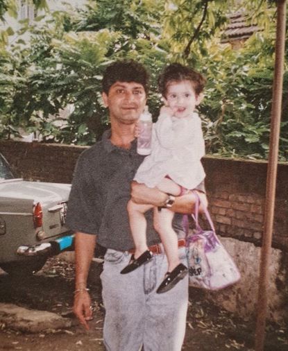 Childhood picture of Shivaleeka Oberoi with her father