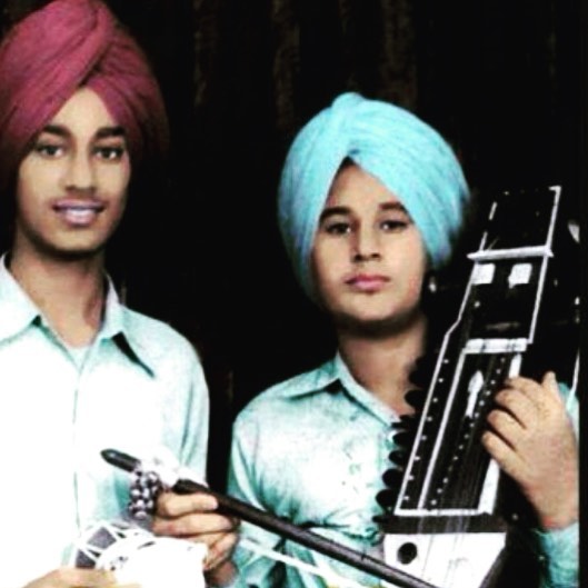 Harbhajan Mann with his brother in his young age